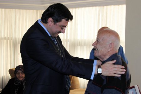 Yaşlılar birlikte pasta kesti