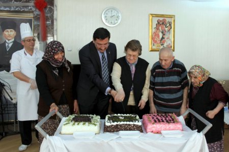 Yaşlılar birlikte pasta kesti
