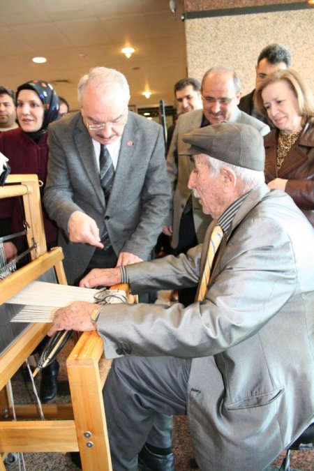 Yaşlılar El Emeklerini Sergiledi