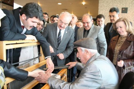 Yaşlılar El Emeklerini Sergiledi