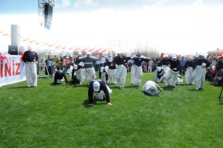 Yaşlılar Yoğurt Yiyip Çuvalla Yarışarak Eğlendi