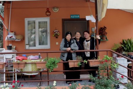 Yaşlılara aile ortamı sıcaklığında hizmet