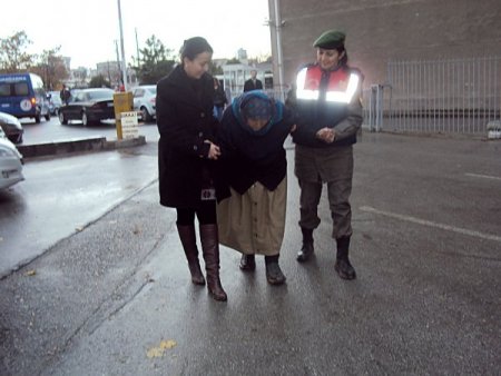 Yaşlıların emekli maaşına el koyan çete çökertildi