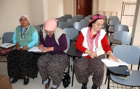 Yaşlıların okuma yazma azmi