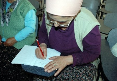 Yaşlıların okuma yazma azmi