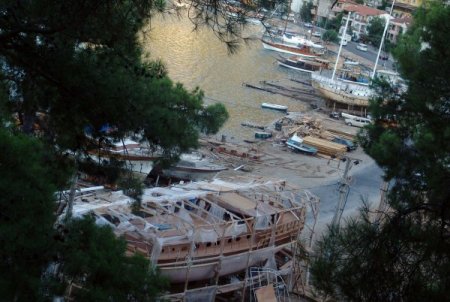 Yat imalatçıları, yatırımcı getirmek için, tersanenin taşınmasını bekliyor