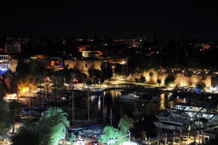 Yat limanındaki surlar LED'lerle aydınlatıldı
