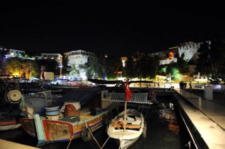 Yat limanındaki surlar LED'lerle aydınlatıldı