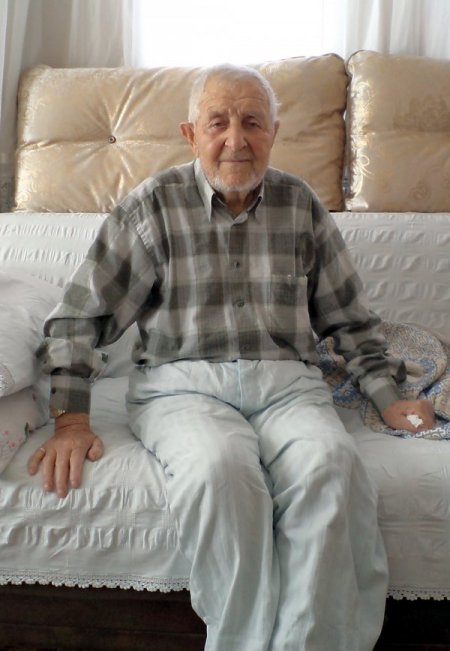 Yatağa bağlı kalan emekli öğretmenin en büyük destekçisi eşi