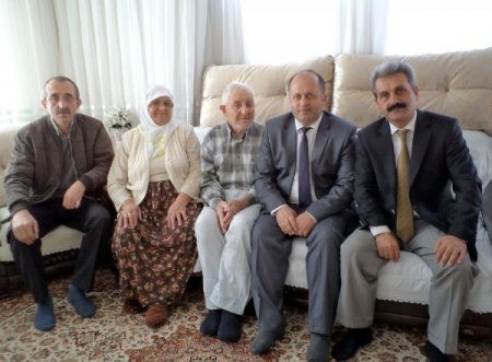 Yatağa bağlı kalan emekli öğretmenin en büyük destekçisi eşi