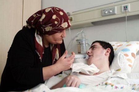 Yatağa Mahkum Gence Bir Yıldır Annelik Ediyor