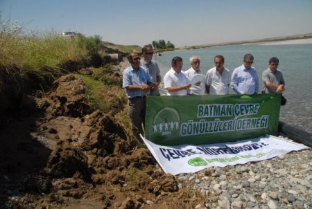 Yatağı değişen Batman Çayı kara yolunu tehdit ediyor