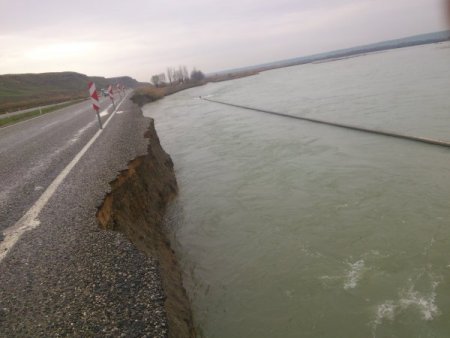 Yatağı değişen Batman Çayı kara yolunu tehdit ediyor