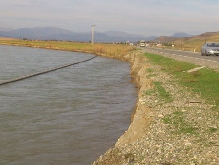 Yatağı değişen Batman Çayı kara yolunu tehdit ediyor