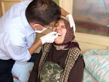 Yatalak Hastaya Evinde Diş Protezi Takıldı