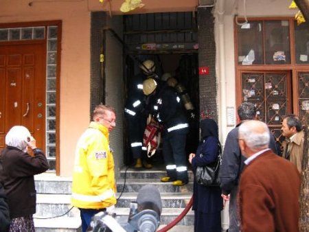 Yatalak Kadın Ve Babasını, Alevlerden İtfaiye Kurtardı