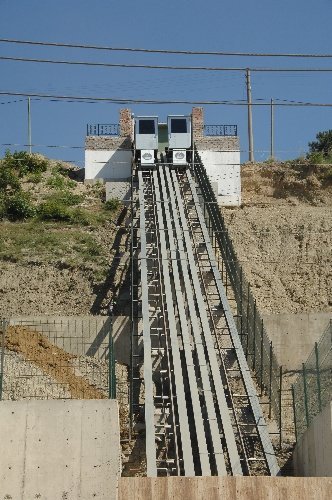 Yatay asansör, tepe üzerine kurulu mahallede hayatı kolaylaştırdı