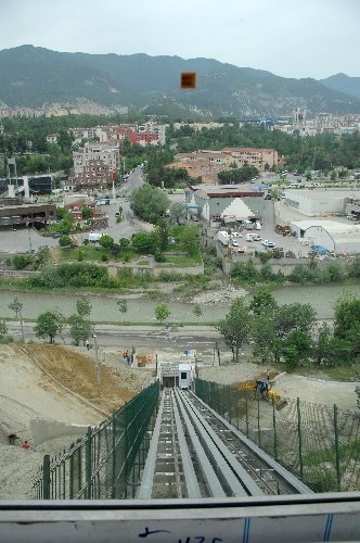 Yatay asansör, tepe üzerine kurulu mahallede hayatı kolaylaştırdı