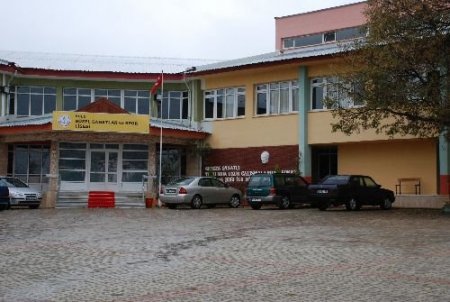 Yatılı Öğrenciler Akşam Yemeğinden Zehirlendi