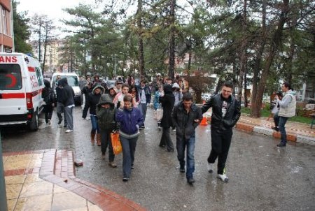Yatılı Öğrenciler Akşam Yemeğinden Zehirlendi