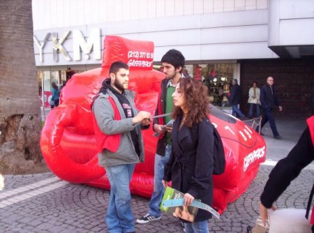 Yavru Balık Avını Engellemek İçin 'Kırmızı Telefon' İzmir'de
