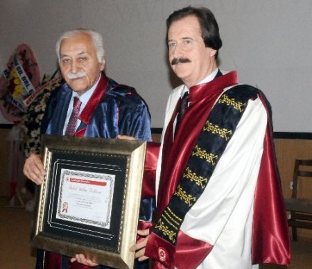 Yavuz Bülent Bakiler ve Araştırmacı Müjgan Üçer’e fahri doktora verildi