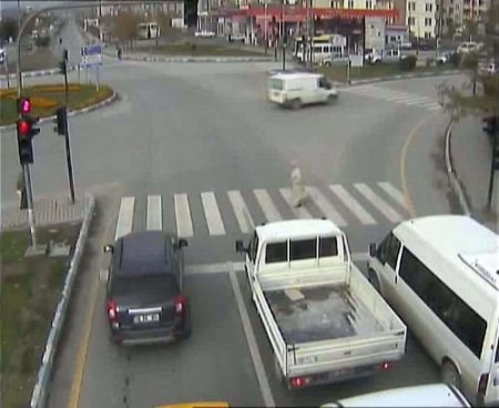 Yaya Geçinde Kadına Çarpan Sürücü, Mobese Kameralarına Yakalandı