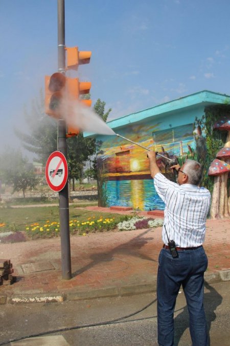 Yaya Geçitleri, Trafik Lambaları Ve Sinyalizasyon Basınçlı Suyla Temizleniyor