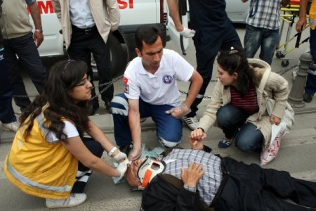 Yaya Kaldırımından Geçen Yaşlı Adama Araba Çarptı