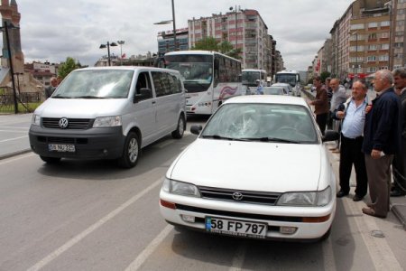 Yaya Kaldırımından Geçen Yaşlı Adama Araba Çarptı