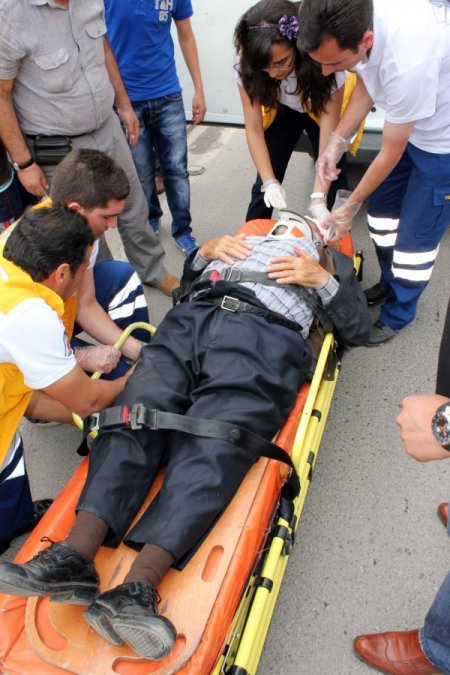 Yaya Kaldırımından Geçen Yaşlı Adama Araba Çarptı