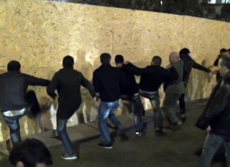 Yayalaştırma projesine kızıp, bariyerleri parçaladılar