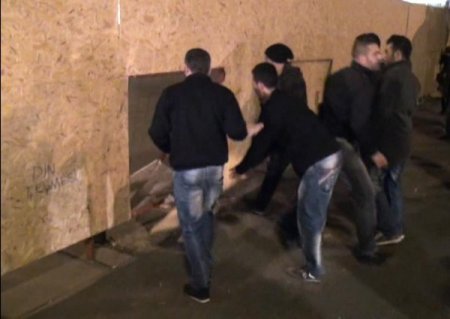 Yayalaştırma projesine kızıp, bariyerleri parçaladılar