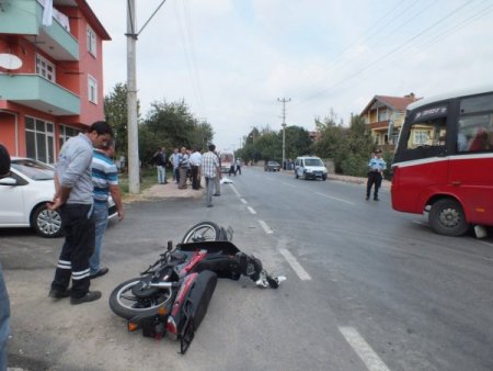 Yayaya çarpan motorsiklet sürücüsü yaşamını yitirdi
