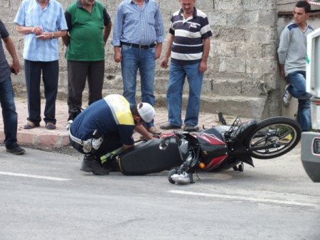 Yayaya çarpan motorsiklet sürücüsü yaşamını yitirdi
