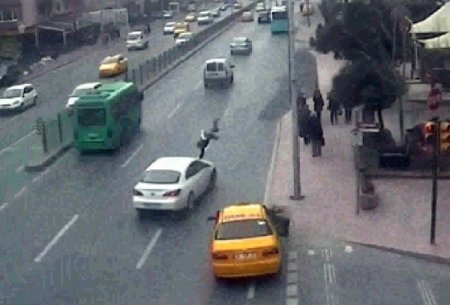 Yayaya çarpıp kaçan otomobil güvenlik kamerasında