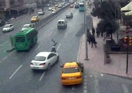 Yayaya çarpıp kaçan otomobil güvenlik kamerasında