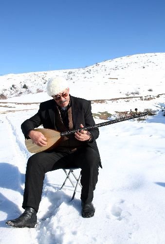 Yaylacılar Bayramı Kar İçinde Çay İçerek Geçirdi