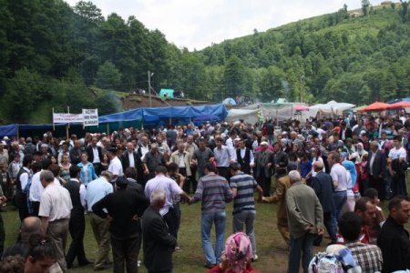 Yaylacılar Yağmur Altında Horon Tepti