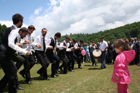 Yaylacılar Yağmur Altında Horon Tepti