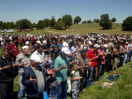 Yaylada hasret giderip, yağmur duası yaptılar