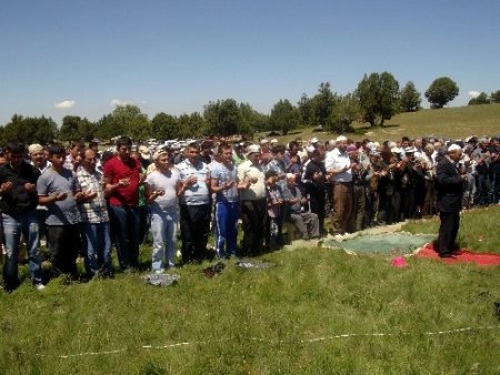 Yaylada hasret giderip, yağmur duası yaptılar