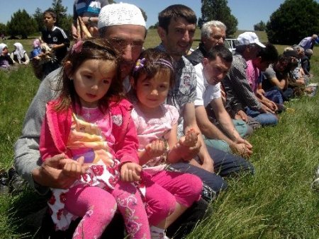 Yaylada hasret giderip, yağmur duası yaptılar