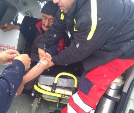 Yaylada mahsur kalan çobanın imdadına paletli kar ambulansı yetişti