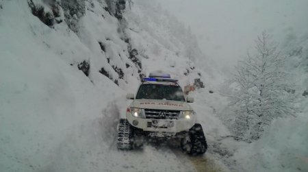 Yaylada mahsur kalan çobanın imdadına paletli kar ambulansı yetişti