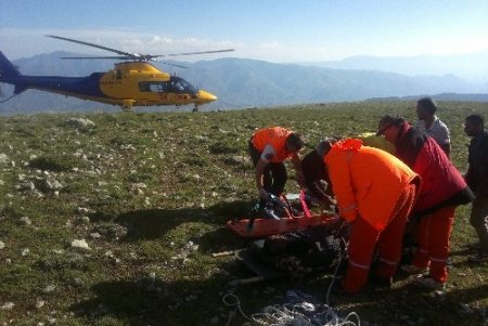 Yaylada üzerine yıldırım düşen çoban helikopterle hastaneye kaldırıldı