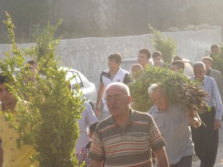 Yayladağı'nda Her Bayram Kabirlere Fidan Dikiliyor