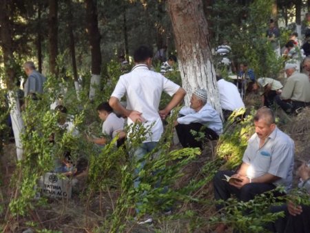 Yayladağı'nda Her Bayram Kabirlere Fidan Dikiliyor
