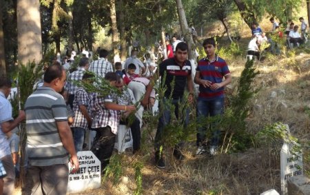 Yayladağı'nda Her Bayram Kabirlere Fidan Dikiliyor