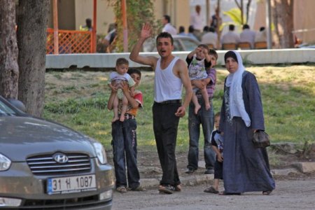 Yayladağı'nda Suriyeli Sığınmacılar İçin Türk Kızılayı Tarafından Açılan Çadırken